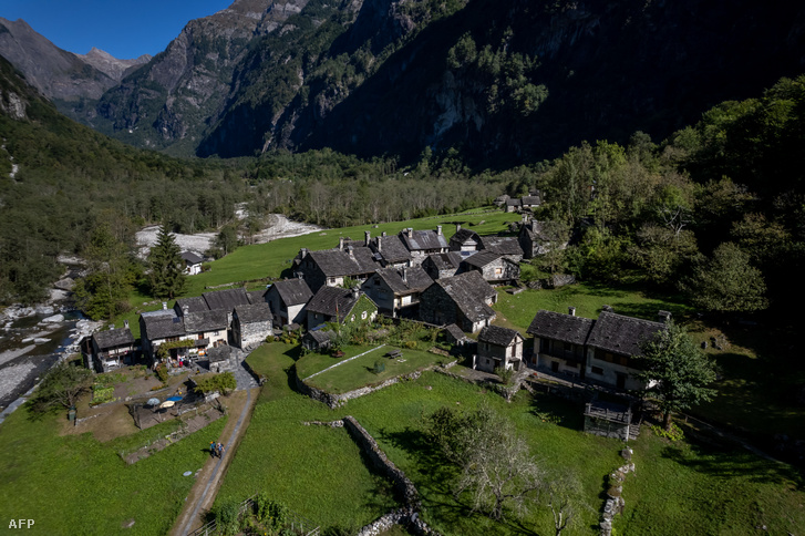 A dél-svájci Cevio melletti kis Roseto falu képe 2022. szeptember 20-án