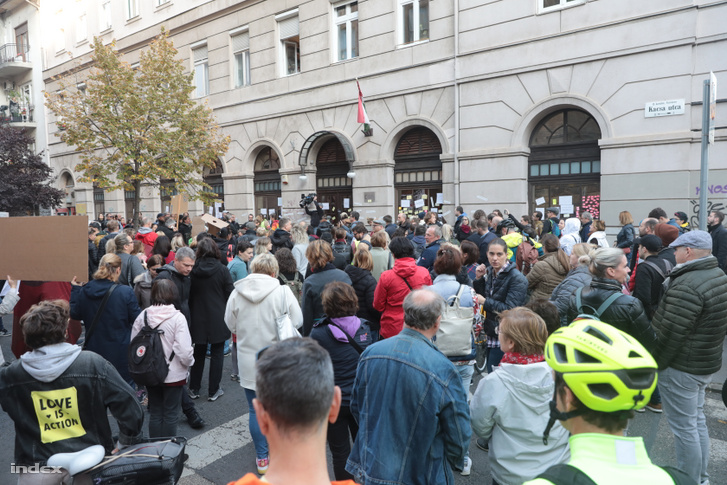 A Tanárok mellett tüntetnek a Közép-Budai Tankerület épületénél 2022. október 10-én