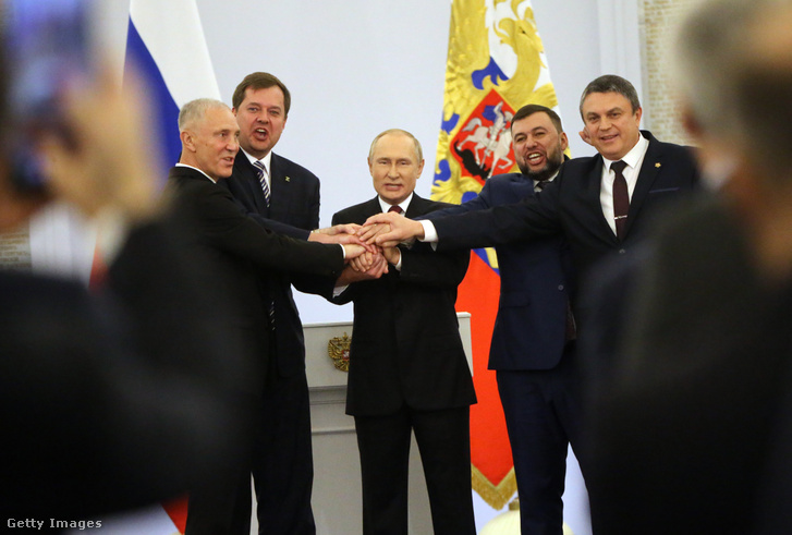 Vlagyimir Putyin, Vlagyimir Saldo, Jevgenyij Balickij, Leonyid Pasecsnik és Denis Puszilin ukrán szeparatista regionális vezetőkkel 2022. szeptember 30-án Moszkvában