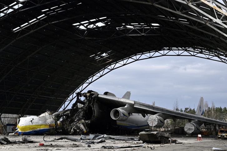 A megsemmisült ukrán Antonov An-225 Mrija teherszállító repülőgép a Hosztomel repülőtéren 2022. április 8-án