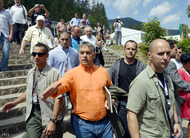 Orbán Viktor miniszterelnök testőrök gyűrűjében távozik a XXIV. Bálványosi Nyári Szabadegyetem és Diáktáborból