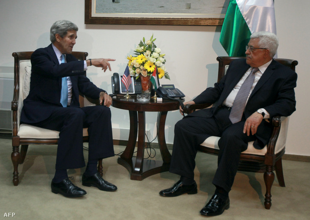 John Kerry és Mahmúd Abbász palesztin elnök