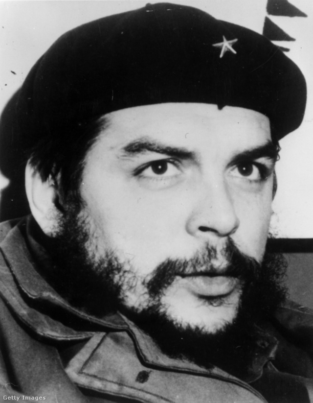 Az argentin forradalmár, Ernesto „Che” Guevara vörös csillaggal a sapkáján