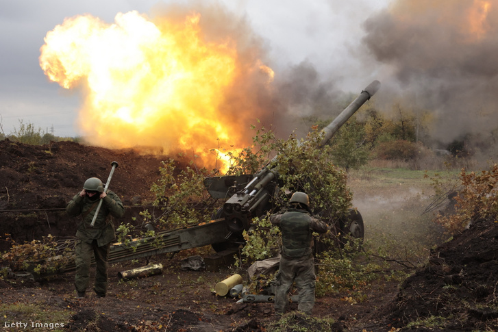 Ukrán katonák ágyúznak Donyeck területén, Ukrajnában 2022. október 11-én