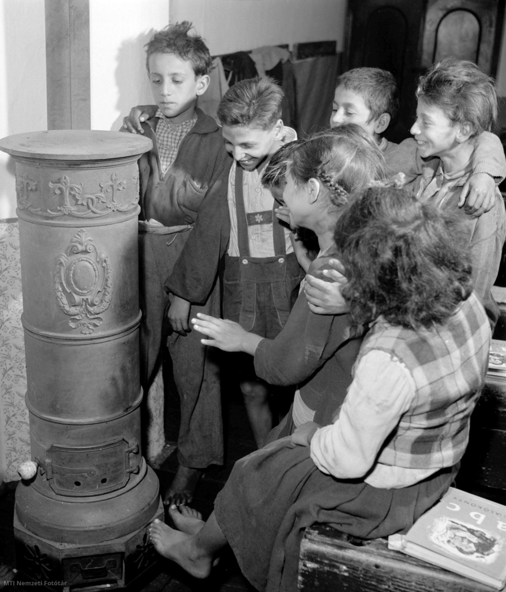 Nyíregyháza, 1958. október 18. Vaskályhánál melegszenek a nyíregyházi cigány iskola tanulói