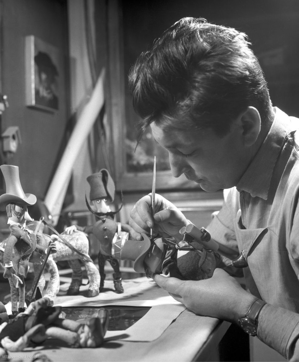 Budapest, 1962. november 8. Foky Ottó bábtervező a Vetélytársak című bábfilm figuráit készíti a Pannónia Filmstúdióban.