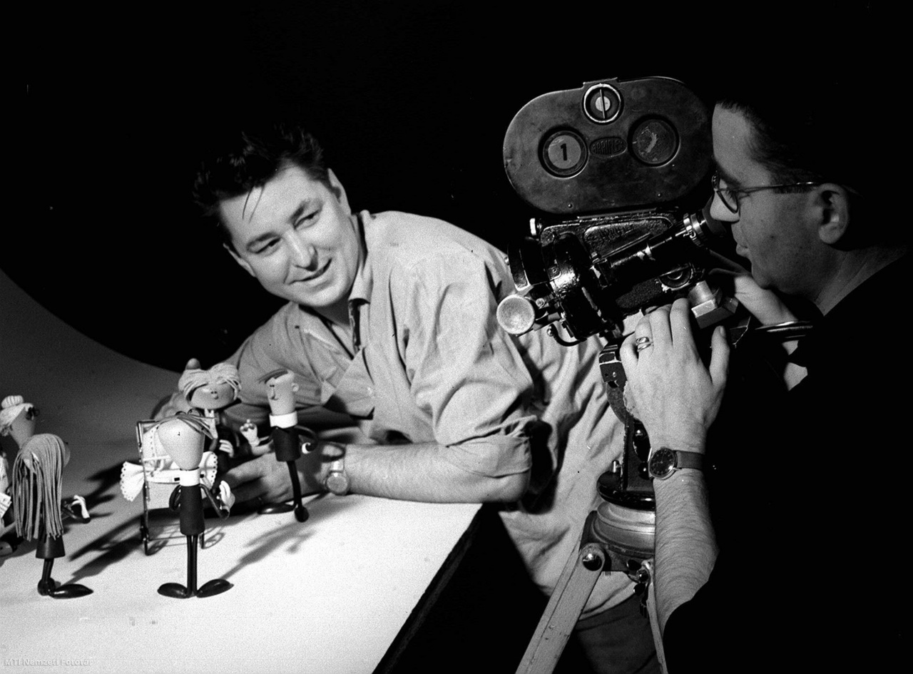 Budapest, 1962. november 8. A Pannónia Filmstúdió rajz- és bábfilmosztályán Foky Ottó bábfilmrendező és Jávorszky László operatőr a Siker című legújabb bábfilmet készítik. A magyar szinkronfilmgyártás 1951. július 1-jén önállósult. A Magyar Szinkron Filmgyártó Vállalat 1986-ban kettévált, megalakult a Pannónia Filmvállalat és a Magyar Szinkron és Videó Vállalat.