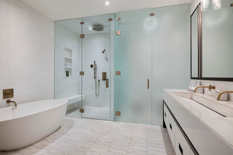 Fürdőszoba, arany kiegészítőkkel, túlméretezett zuhanyzóval, elegáns tojáskáddal és padlófűtéssel.