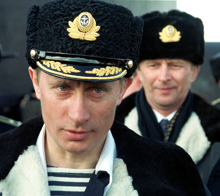 Vlagyimir Putyin a haditengerészet egyenruhájában a Karelia atom-tengeralattjárón 2000. április 6-án