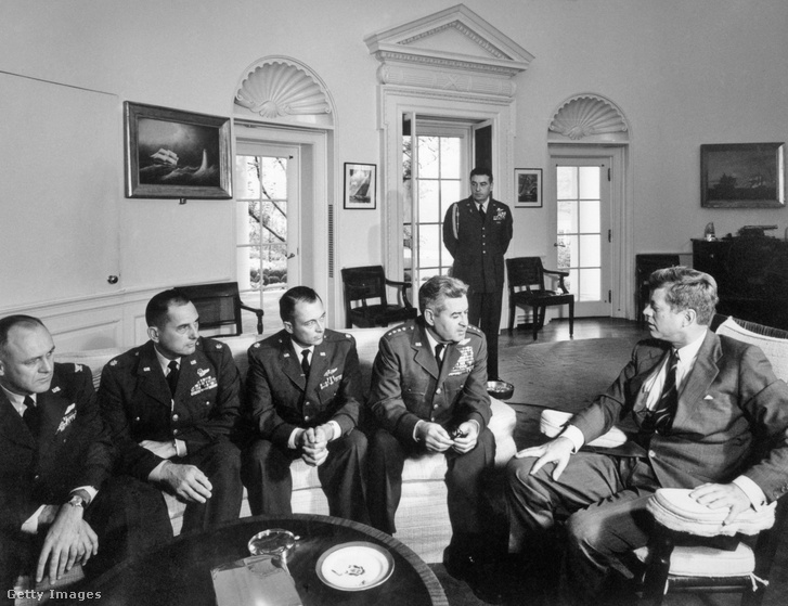 John F. Kennedy amerikai elnök tárgyal katonai vezetőkkel a kubai rakétaválság idején, 1962 októberében