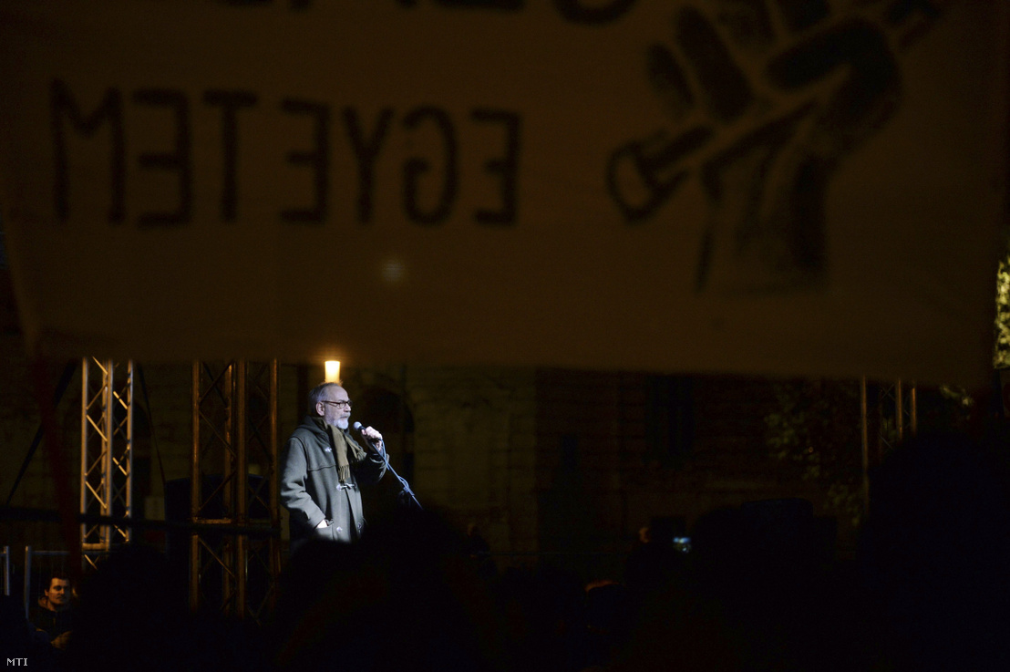Tamás Gáspár Miklós filozófus felszólal a Tüntetés a tudomány és az oktatás szabadságáért elnevezésű demonstráción Budapesten, a Parlament előtti Kossuth téren 2018. november 24-én