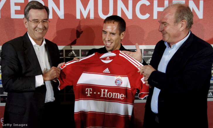 Karl Hopfner és Uli Hoeness menedzser bemutatja új játékosukat, Franck Ribéryt a Bayern München sajtótájékoztatóján 2007. június 7-én Münchenben