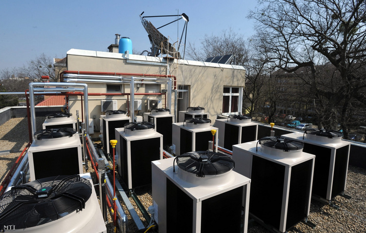 Megújuló energiát felhasználó hőszivattyúk Budapesten, a Bethesda kórház tetején
