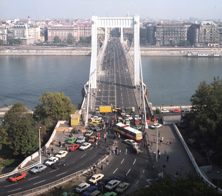 Az eltorlaszolt Erzsébet híd budai hídfője a benzináremelések ellen tiltakozó taxisok demonstrációja alatt