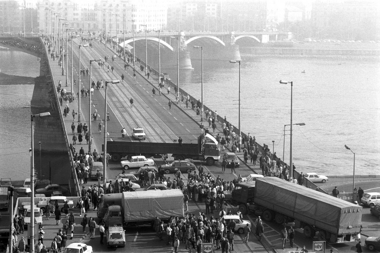Taxisok és árufuvarozók demonstrációja a Margit hídon az október 25-én bejelentett drasztikus benzináremelés elleni tiltakozásul