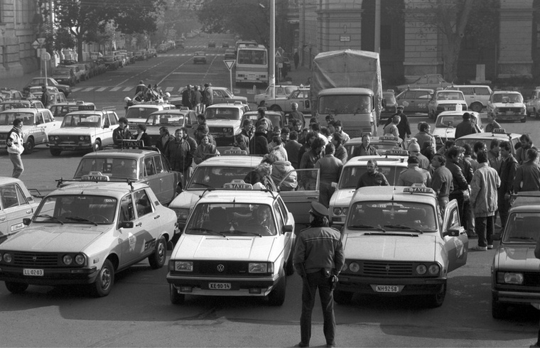 Taxisok blokádja október 26-án a Parlament előtti Kossuth Lajos téren, mellyel a kormány előző napon bejelentett benzináremelése ellen tiltakoznak