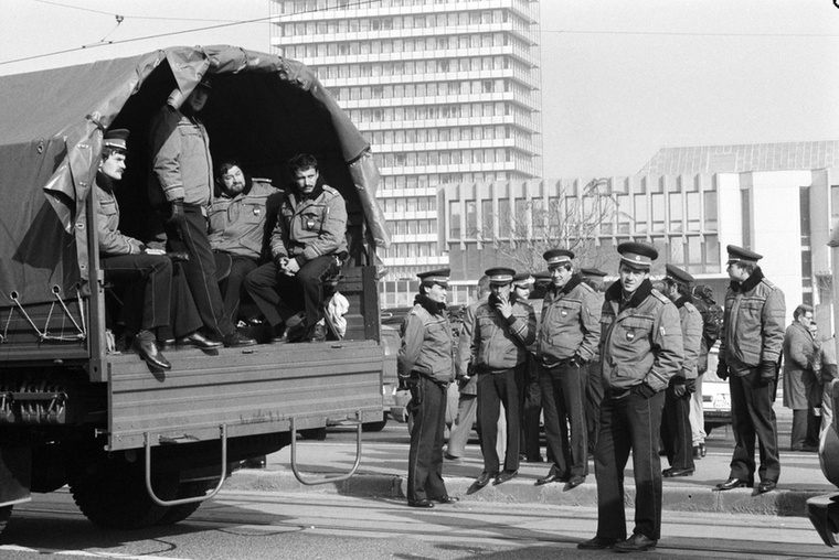 Rendőrök a benzináremelések ellen tiltakozó taxisok demonstrációja alatt az Árpád-hídon