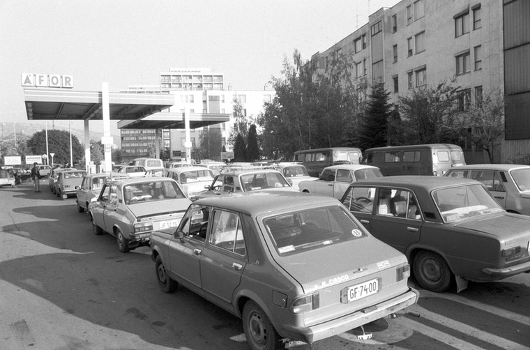 Gépkocsik torlódnak üzemanyagra várakozva az ÁFOR belvárosi benzinkútjánál