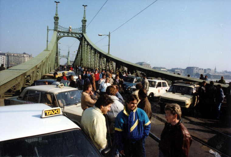Taxisok demonstrációja Budapesten.
                        A képen: október 26-án a  Szabadság hídnál