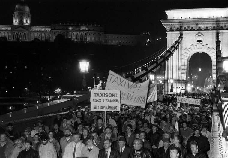 kád ellen tüntettek több ezren Budapesten 1990