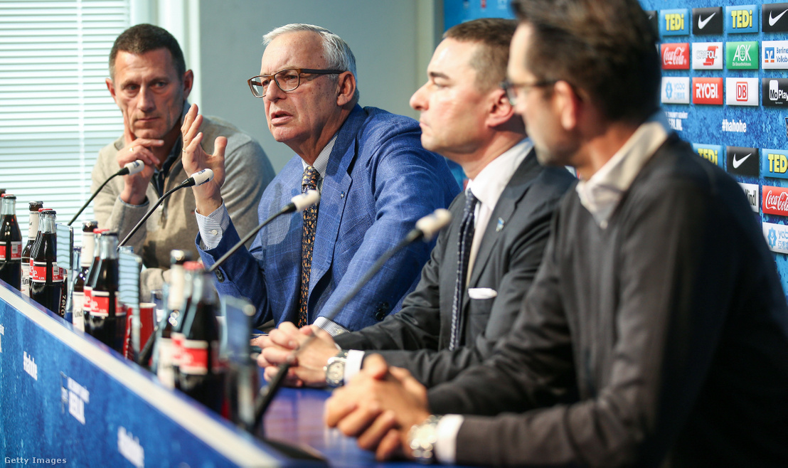 A megbuktatott klubelnök, Werner Gegenbauer (balról a második) és Windhorst a terveket ismertető közös sajtótájékoztatójukon