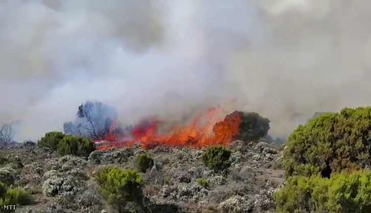A videófelvételről készített képen lángol a növényzet Afrika legmagasabb hegyén, a Kilimandzsárón, Tanzánia Kenyával határos északi térségében.