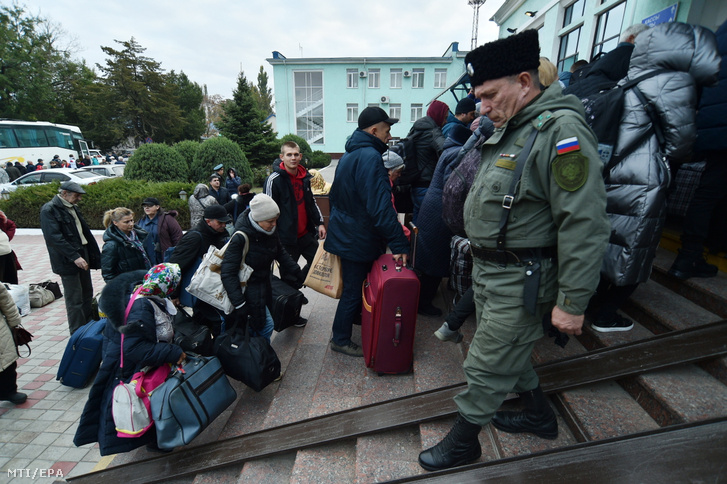 Herszon megyéből evakuált lakosok érkeznek a Krím északi részén fekvő Dzsankojba 2022. október 21-én