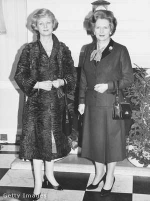 Vigdís Finnbogadottir (balra), Izland női vezetője találkozik Margaret Thatcher brit miniszterelnökkel a Downing Street 10.-ben, Londonban, 1982. február 17-én