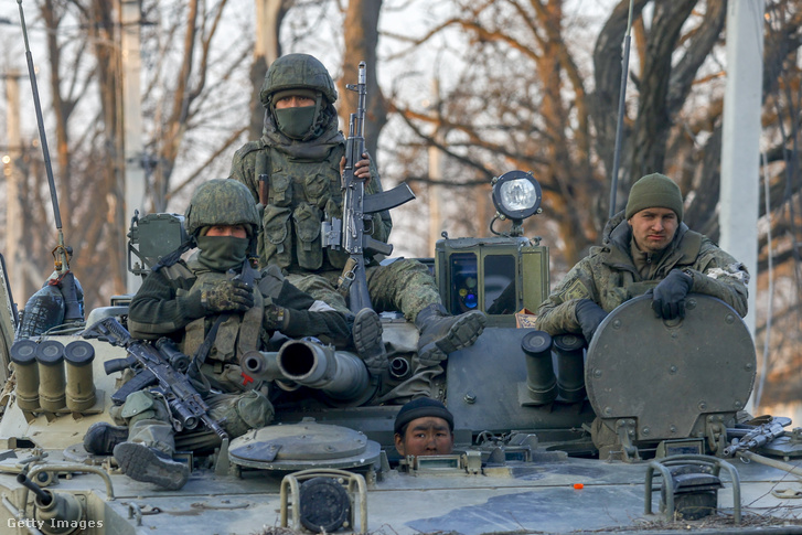 Orosz katonák egy tank tetején Donyeckben, Volnovaha körzetben 2022. március 26-án
