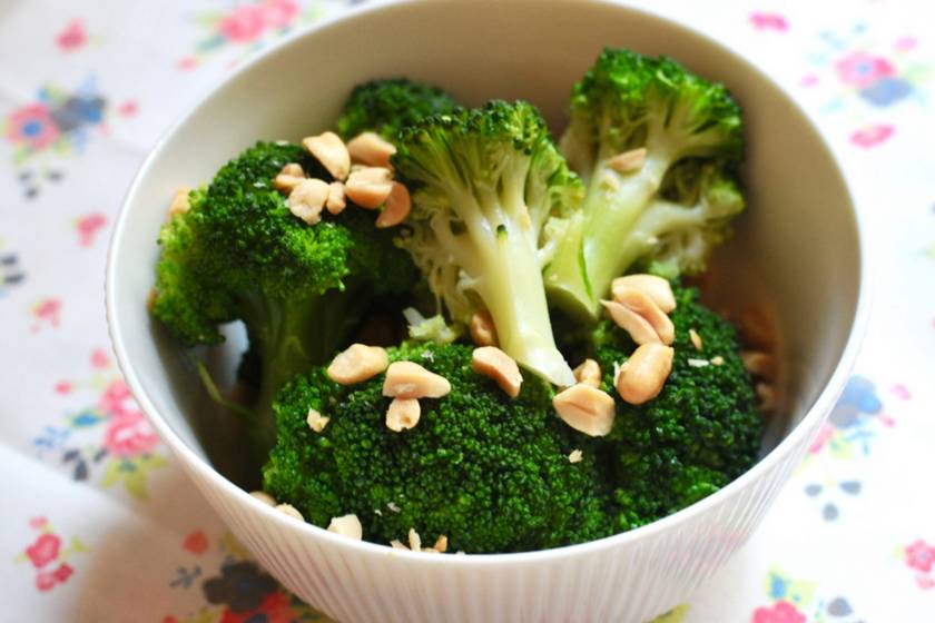 A brokkoli kiemelkedő C-vitamin-forrás, és párolás során csupán 10-15%-át veszti el. Érdemes kipróbálni könnyed ebéd vagy vacsora gyanánt a párolt brokkolit földimogyoróval, mely tele van rostokkal, és értékes, esszenciális olajokban is bővelkedik.