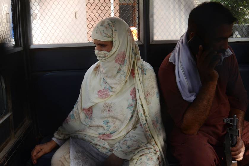 A pakisztáni anya a vádak szerint élve elégette lányát, mert hozzáment egy férfihoz, akit ő választott, de családja nem hagyta jóvá a házasságot.