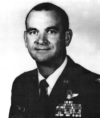 Robert L. Stirm (1933–), a vietnámi háború veterán pilótája