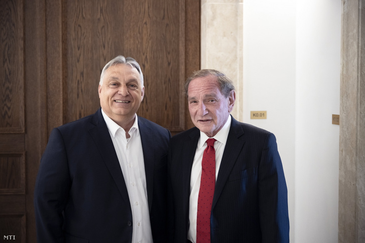 Orbán Viktor miniszterelnök (b) fogadja George Friedman magyar származású, nemzetközileg elismert amerikai geopolitikai stratégát a Karmelita kolostorban 2022. június 27-én