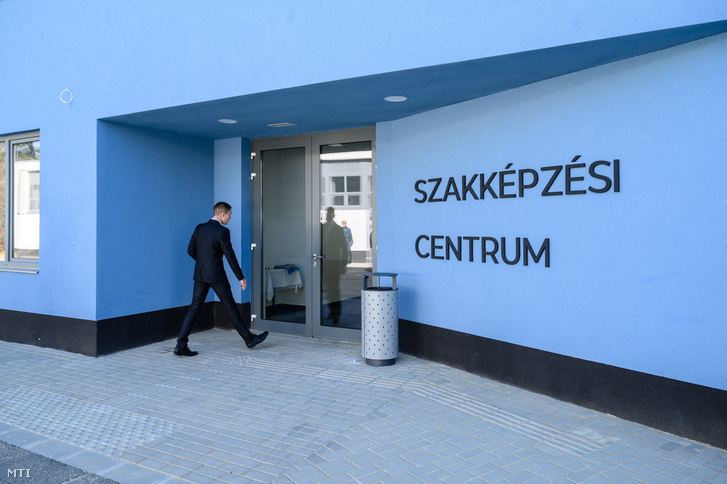 A Veszprémi Szakképzési Centrum Jendrassik-Venesz Technikuma új oktatási szárnya az átadóünnepség napján, 2022. március 11-én