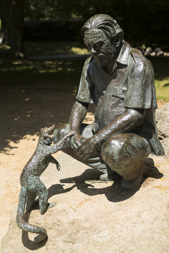 Egész életében küzdött az alkoholizmussal – Gerald Durrell szobra a Jersey-szigeti állatkertben