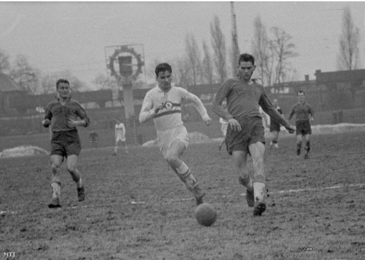 Kóczián II. János harcol a labdáért Kocsis Sándorral a Budapesti Honvéd elleni labdarúgó-mérkőzésen a Népligetben 1956. március 4-én