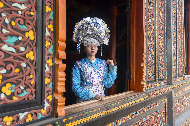 Minangkabau nő tradicionális öltözékben.