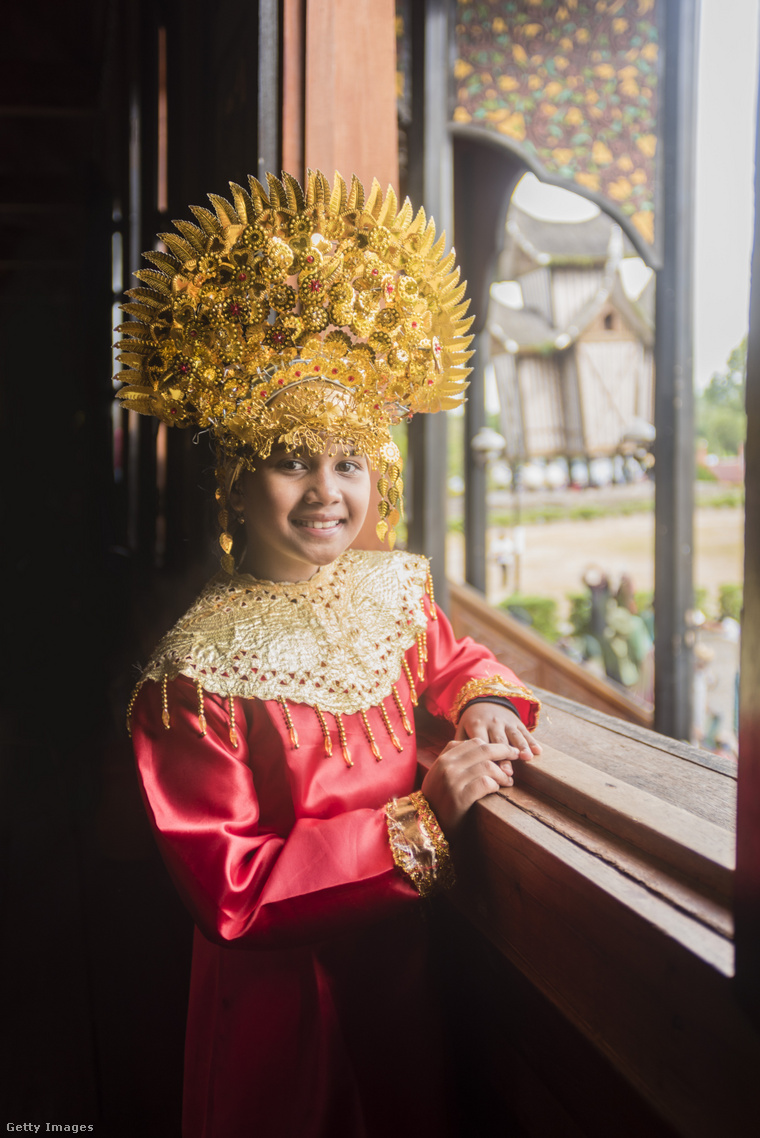 Minangkabau nő tradicionális öltözetben.