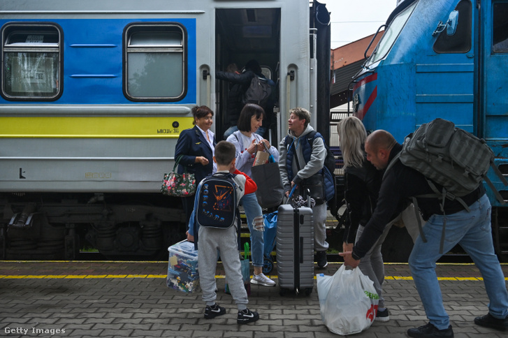 Ukrán menekültek egy lengyelországi vasútállomáson 2022. szeptember 30-án