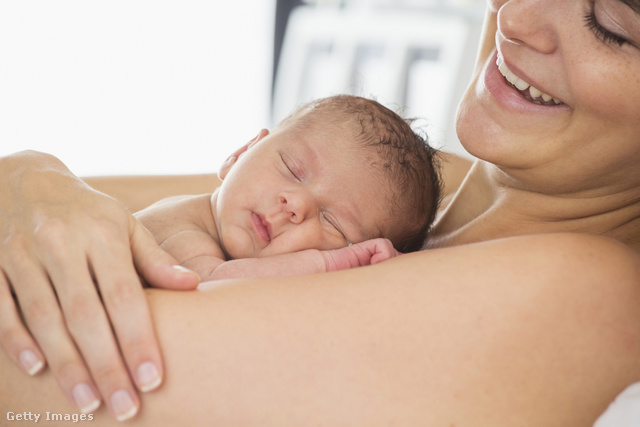 A meztelen testfelületek érintkezése a csecsemő és a szülő közt a bizalmat mélyíti el már legkisebb korban