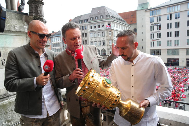 Ribéry és Robben utolsó közösen megnyert trófeája, a 2019-es Német Kupa-győzelemért járó serleg