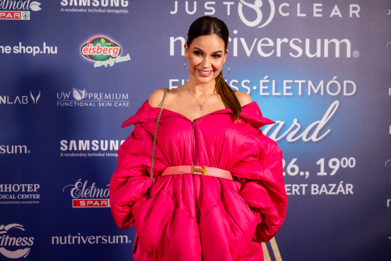 Proksa Szandra, a TV2 Életmód Magazinjának műsorvezetője egy különleges pink szerelésben osztott díjat.