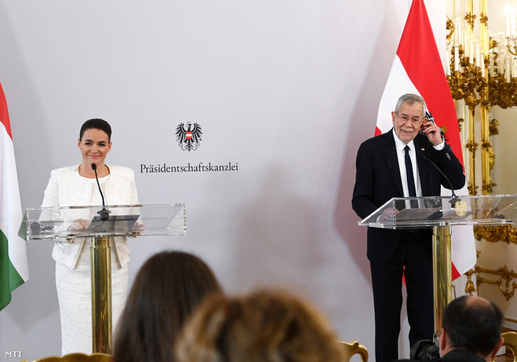 Novák Katalin köztársasági elnök és Alexander van der Bellen osztrák szövetségi elnök sajtótájékoztatója a Belső Burghofban 2022. október 27-én