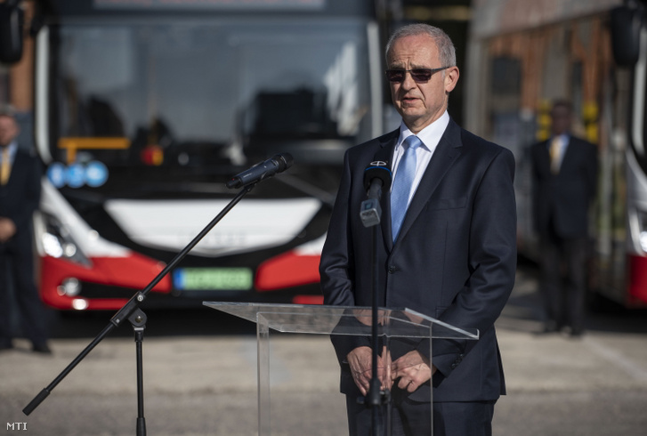 Tankó Zoltán, az Ikarus Global Zrt. vezérigazgatója beszédet mond a Zöld Busz Program támogatásával beszerzett 12 darab Ikarus 120e típusú elektromos autóbusz átadásán Székesfehérváron 2022. október 27-én