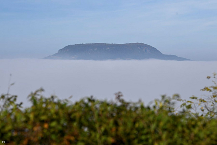A Badacsony a ködös Balaton mögött Fonyódról fényképezve.