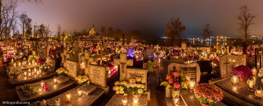 A Szent Kereszt-temető mindenszentek napján (Gniezno, Lengyelország).