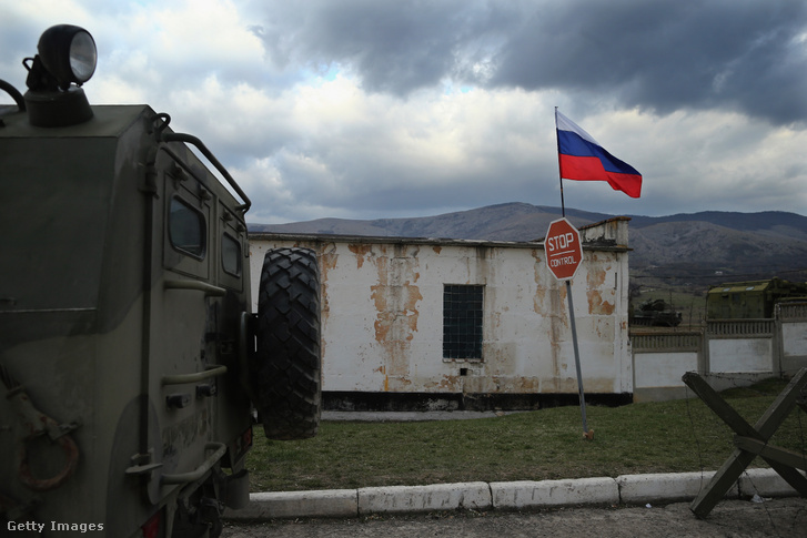 Orosz zászló egy krími katonai támaszpont előtt 2014. március 12-én Szimferopolban