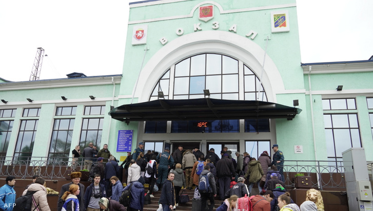 Herszonból evakuált emberek a krími Dzsankoj város vasútállomásán 2022. október 26-án