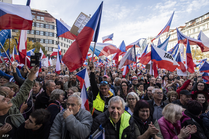 Kormányellenes tüntetők Prágában 2022. október 28-án