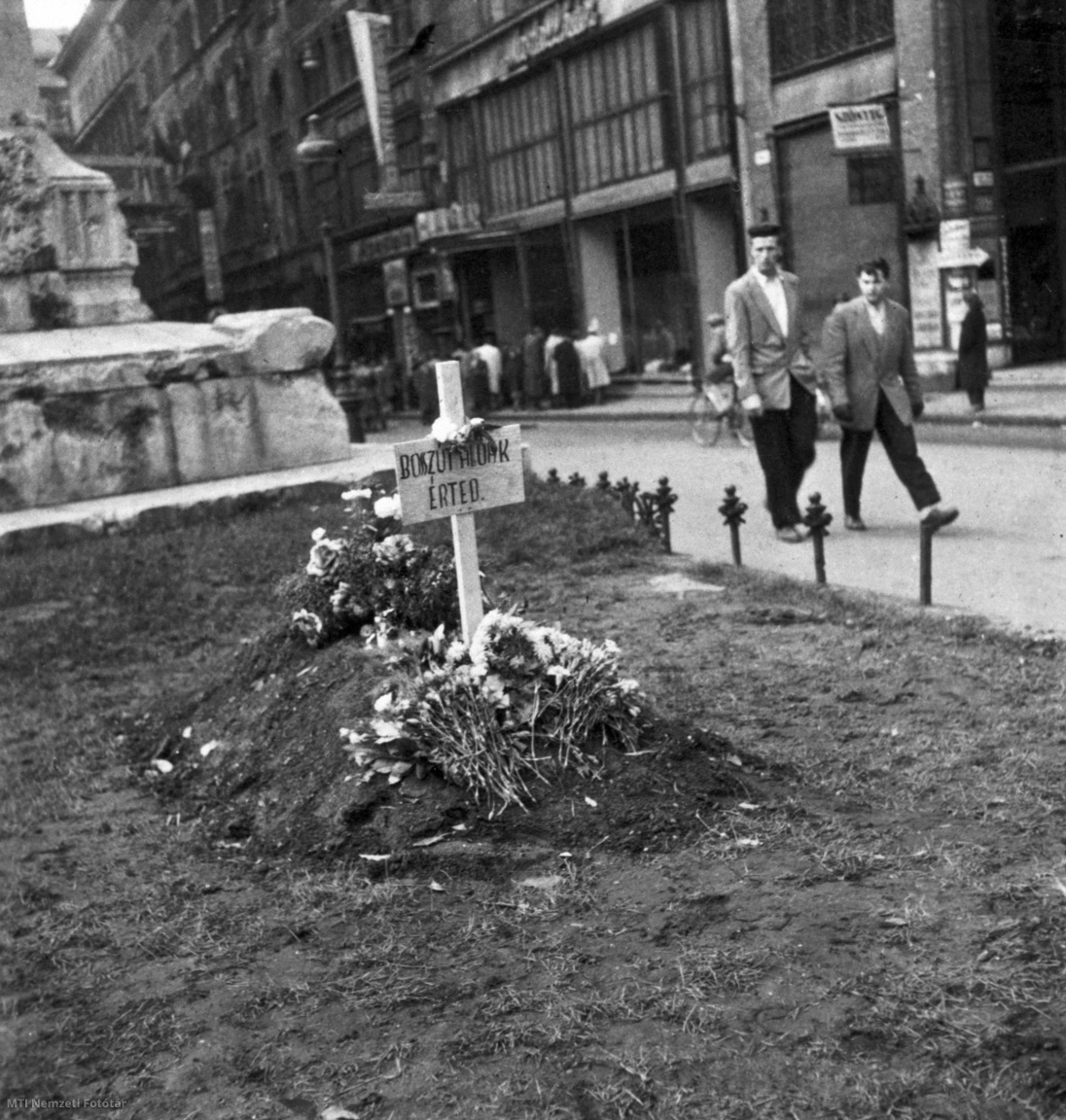 Budapest, 1956. október 30. A harcok egyik polgári áldozatának sírja a Felszabadulás téren (1991-től Ferenciek tere) az 1956-os forradalom idején. A fejfán „Bosszút állunk érted” felirat olvasható